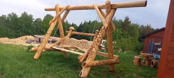 foto USLUGI-STOLARSKIE-SMERFIK-BARBARA-JUDA Piękna rzeźbiona huśtawka