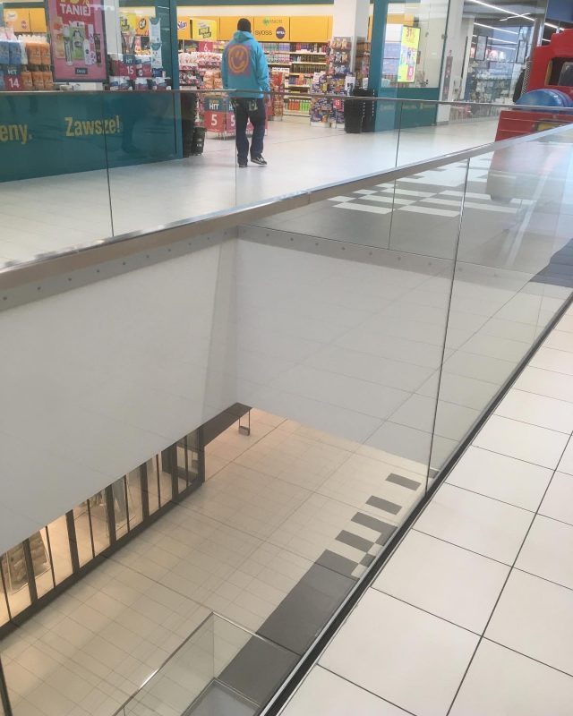 BALUSTRADY METALOWE Z WYPEŁNIENIEM SZKLANYM 