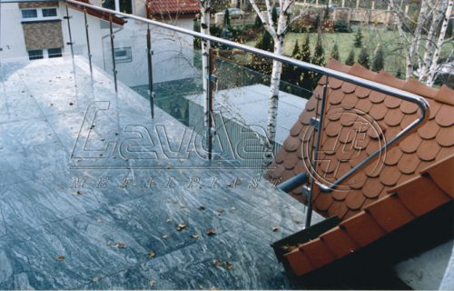 BALUSTRADY METALOWE Z WYPEŁNIENIEM SZKLANYM